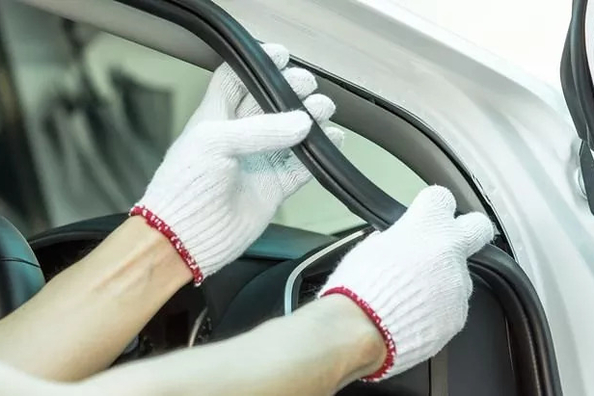 Woran erkennt man, dass die Türdichtungen am Auto gewechselt werden müssen? Foto 1