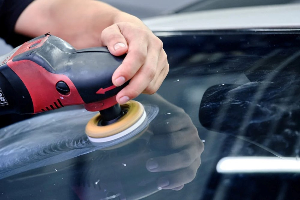 Sollte man die Windschutzscheibe des Autos polieren?