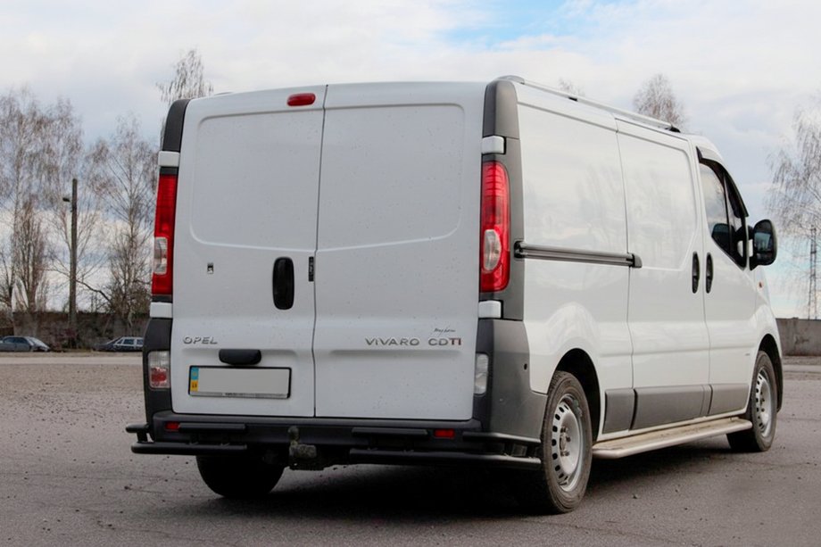 Opel Vivaro 2001–2015 Heckschutz AK003-Plus-2 Schwarz (Edelstahl) Image