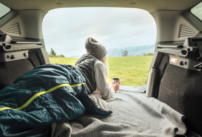 Im Auto schlafen: praktische Tipps