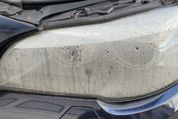 Warum beschlagen Autoscheinwerfer? Ursachen und wirksame Lösungen