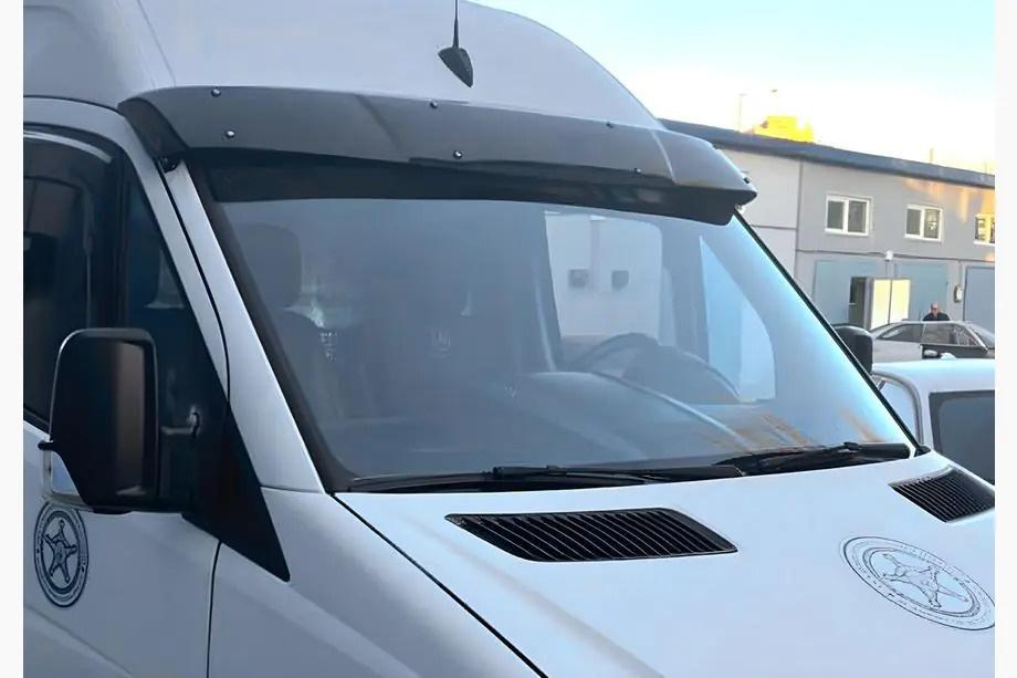 Mercedes Sprinter W907/W910 2018- Frontscheibenblende V-3 (schwarz glanz, 5mm) Foto 1