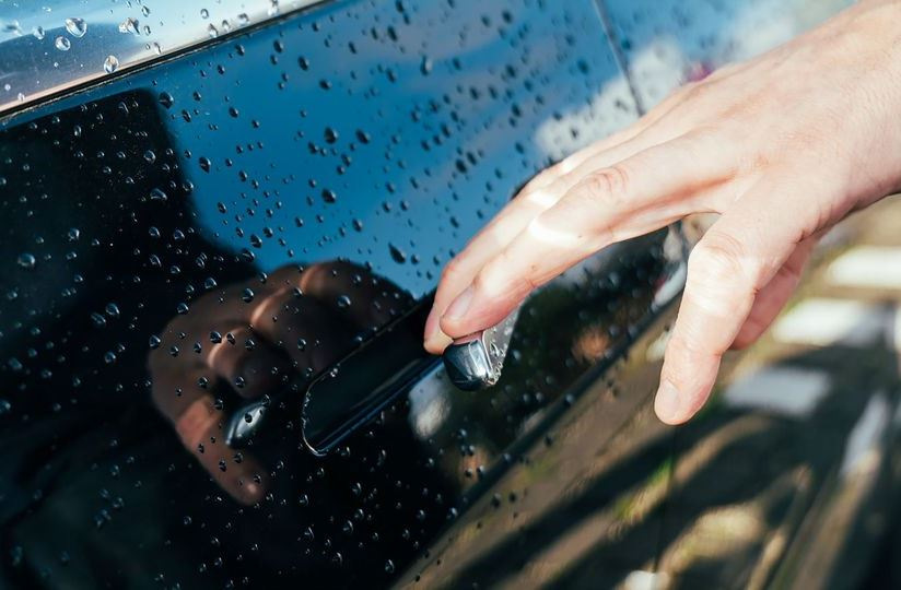 Warum das Auto Stromschläge gibt: Ursachen und Schutz