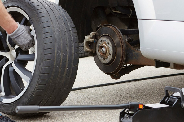 Warum Reifen am Auto regelmäßig gewechselt werden sollten
