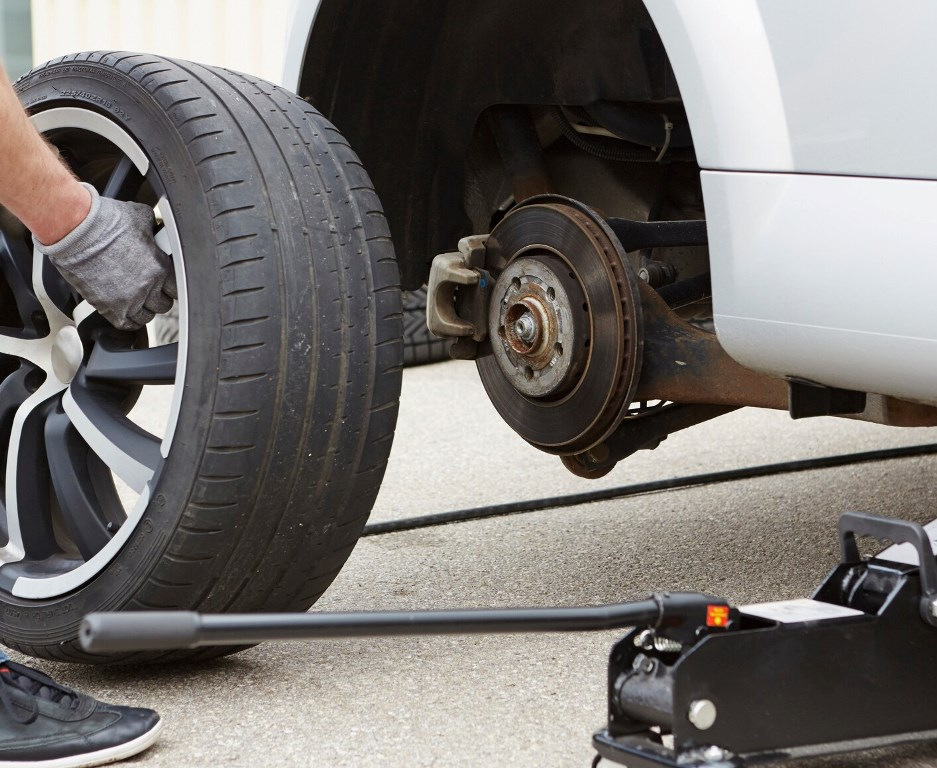 Warum Reifen am Auto regelmäßig gewechselt werden sollten