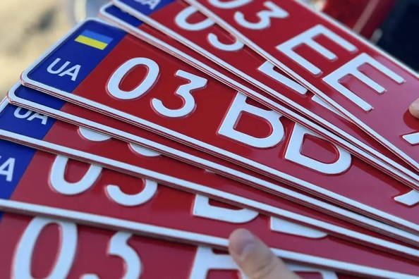 Warum haben Autos rote Kennzeichen? Die Details erklärt
