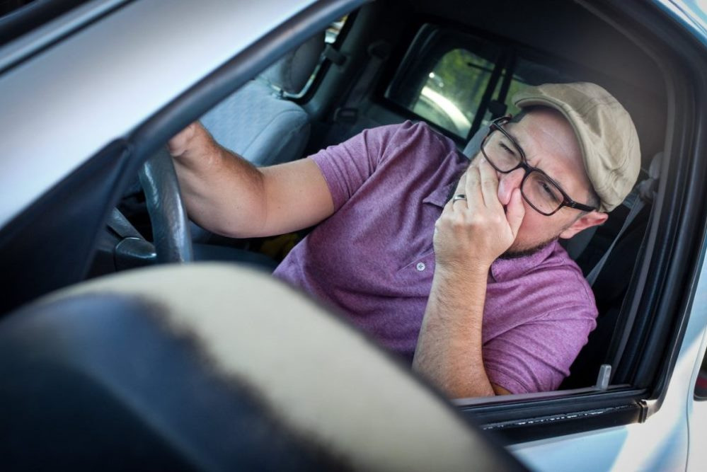 Warum riecht es im Auto nach Abgasen?