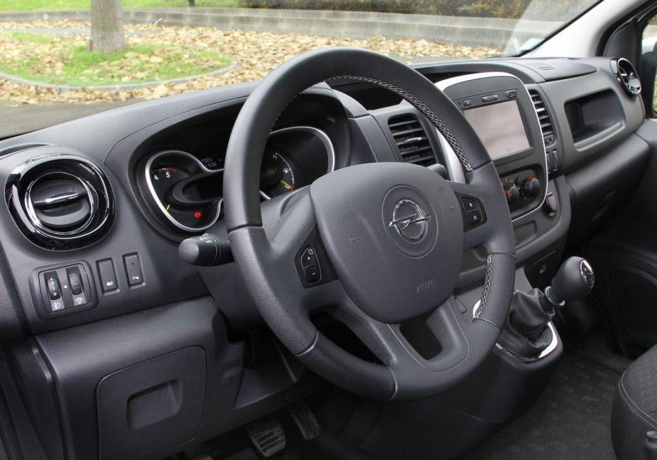 Opel Vivaro: So demontieren Sie das Lenkrad richtig