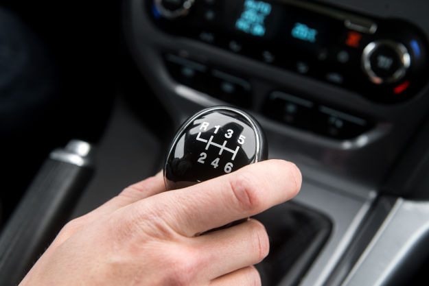 Auto mit Schaltgetriebe fahren: Der komplette Guide