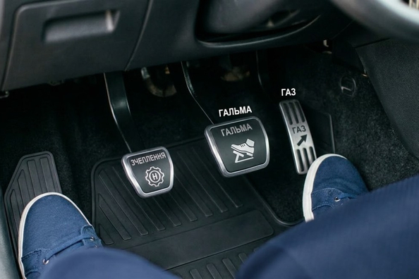 Pedal-Anordnung im Auto: einfacher Guide für Einsteiger