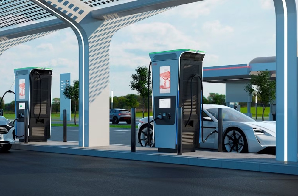 Elektroauto an der Tankstelle laden: kompletter Guide für Fahrer