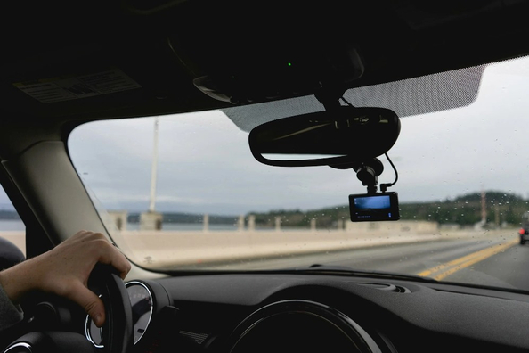 Dashcam im Auto: So wählen Sie einen zuverlässigen Zeugen