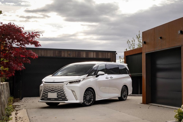 Lexus LM 500h: luxuriöser Hybrid-Minivan für VIP-Transfers