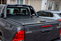 Toyota Hilux 2015- OEM Rollcover für Ladefläche (2020+, mechanisch mit Griff und Schloss) Foto 2