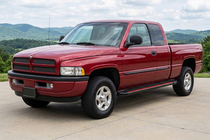 Dodge RAM (BR/BE) 1994–2002 Seitliche Trittbretter Maya Red (2 Stk., Aluminium) Foto 1