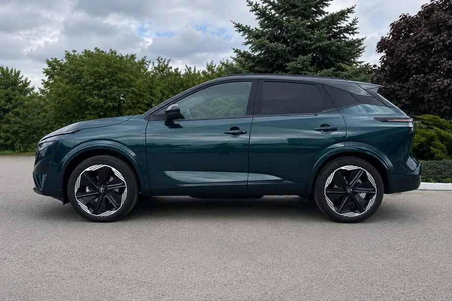 Nissan Qashqai 2021- Integrierte Dachreling schwarz OEM (Aluminium) Image