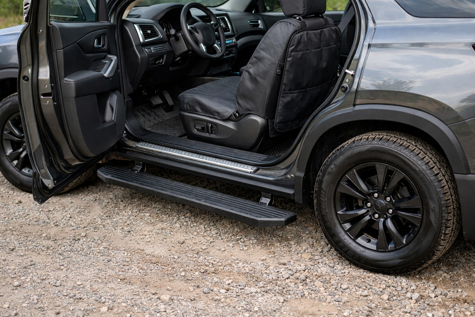 Was man an einem hohen SUV montiert, um leichter einzusteigen und sauber zu bleiben