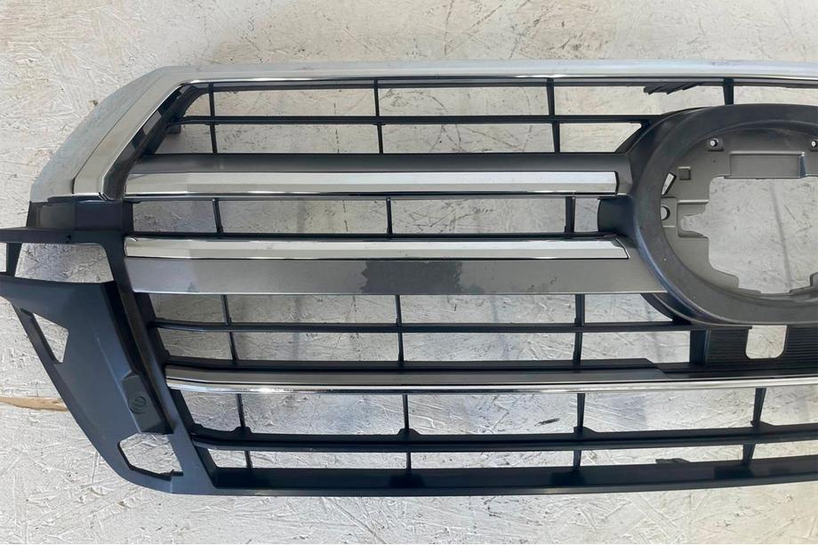 Toyota Land Cruiser 200 2007-2021 B-Ware Kühlergrill 2016-2021 (Design 2019) Mit Kamera Foto 6