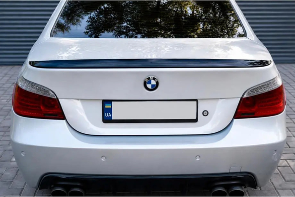 BMW E60: Montage eines Spoilers im M5-Stil