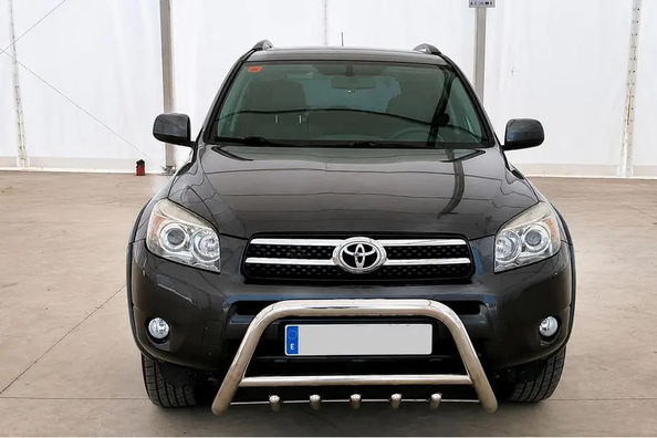 Komplettmontage von Schutz an Toyota RAV4: Frontbügel, Seitenschweller und Heckbügel Foto 1