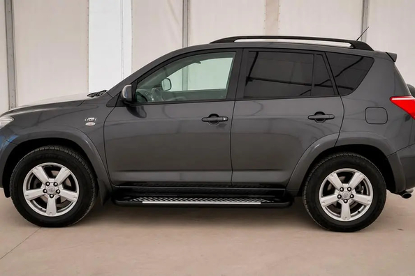 Komplettmontage von Schutz an Toyota RAV4: Frontbügel, Seitenschweller und Heckbügel Foto 2