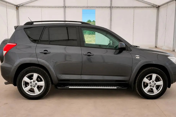 Komplettmontage von Schutz an Toyota RAV4: Frontbügel, Seitenschweller und Heckbügel Foto 3