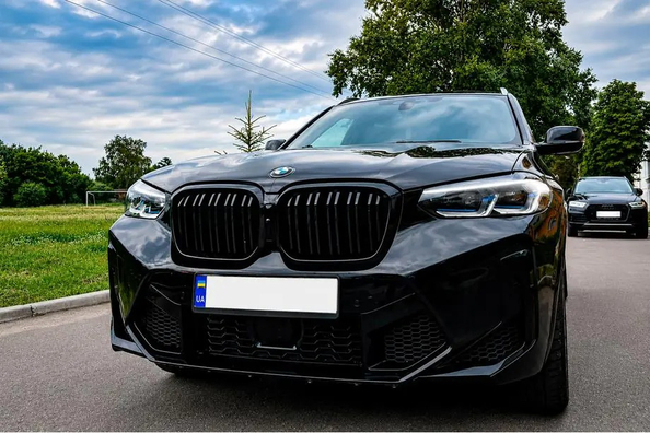 BMW X3 F25 2011–2018: Einbau eines Facelift-Kits im X3M F97 2024-Stil Foto 2