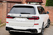 BMW X7 G07 2019–: Einbau des LCI M-Performance Facelift-Kits Foto 8