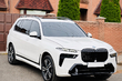 BMW X7 G07 2019–: Einbau des LCI M-Performance Facelift-Kits Foto 2
