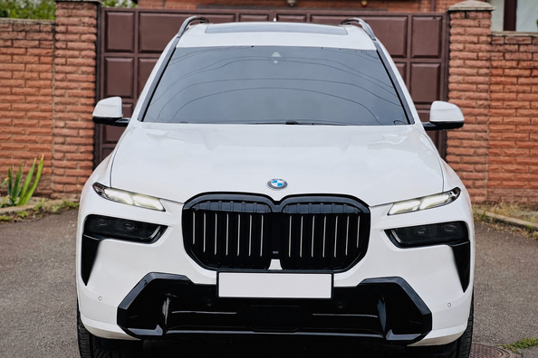 BMW X7 G07 2019–: Einbau des LCI M-Performance Facelift-Kits