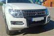 Facelift Mitsubishi Pajero Wagon IV: Austausch der Frontstoßstange Foto 4