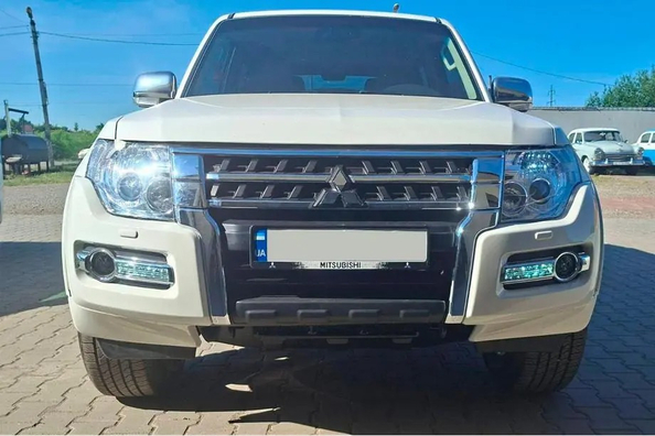 Facelift Mitsubishi Pajero Wagon IV: Austausch der Frontstoßstange