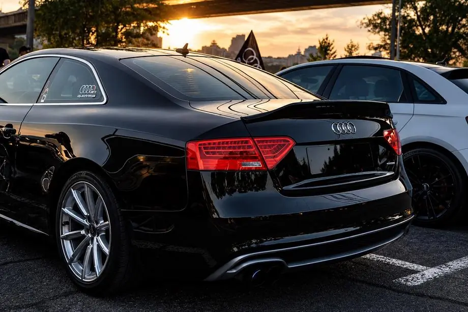 Audi A5 2007-2015 Spoiler Caratere Style (für Coupe, hochglanzschwarz) Foto 1