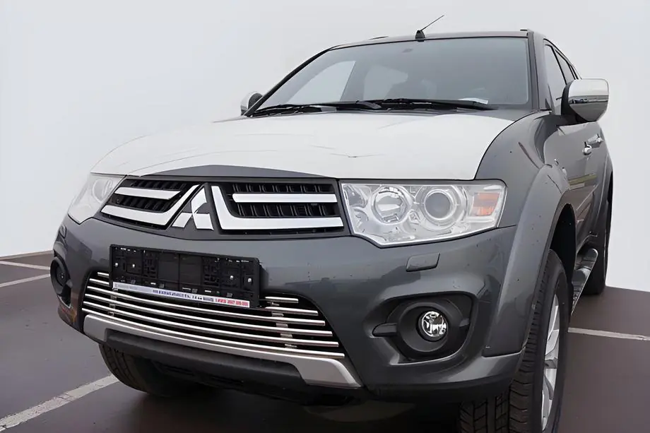 Mitsubishi Pajero Sport 2008-2015 Frontgrill-Schutz Image