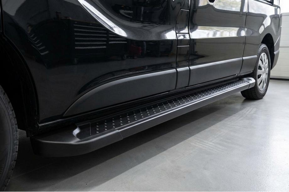 Renault Trafic 2015- Trittbretter Allmond Black (2 Stk., Aluminium) Langer Radstand Image