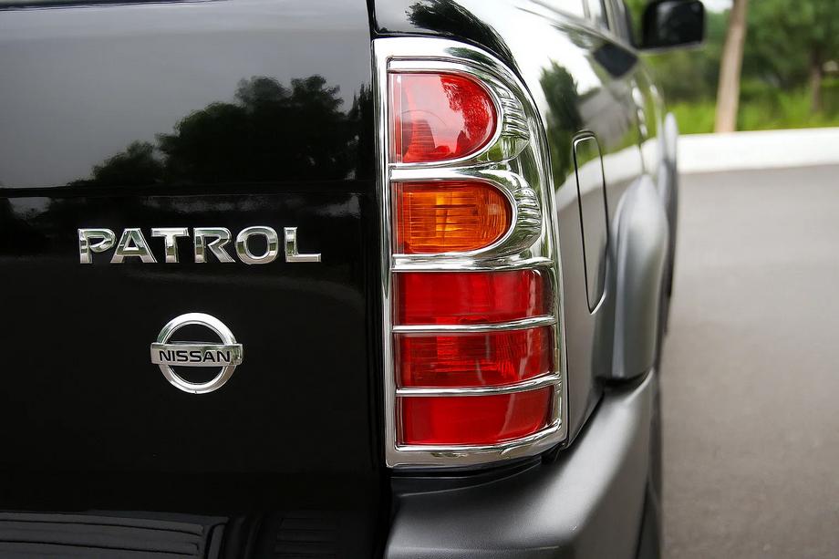 Nissan Patrol Y61 1997-2011 Chrom Blenden für Rückleuchten (Kunststoff) Foto 1