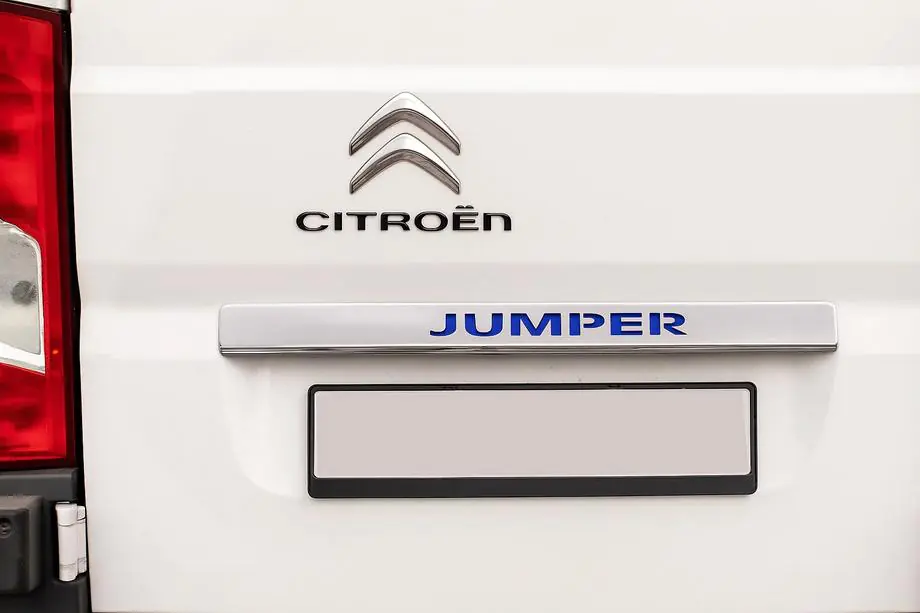 Citroen Jumper 2007-2025 Chromleiste über dem Kennzeichen mit LED-Blau (Edelstahl) Image