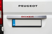 Peugeot Boxer 2006-2025 Chromleiste über dem Kennzeichen mit LED-Rot (Edelstahl) Foto 1