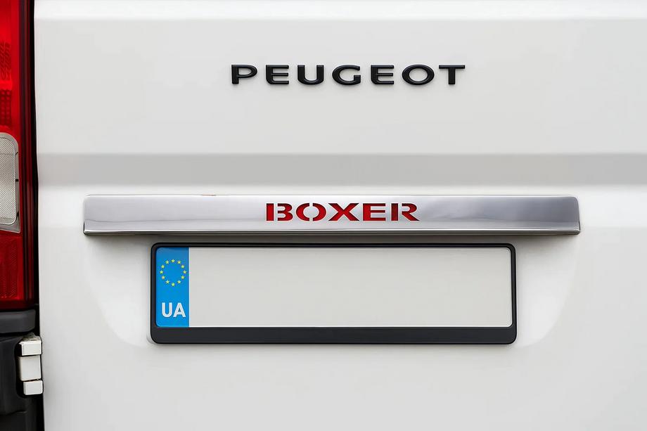 Peugeot Boxer 2006-2025 Chromleiste über dem Kennzeichen mit LED-Rot (Edelstahl) Image