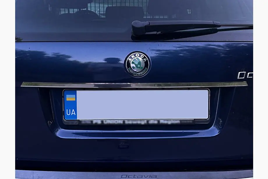 Skoda Octavia II A5 2010-2013 Chromleiste über dem Kennzeichen Carmos (Edelstahl) Image