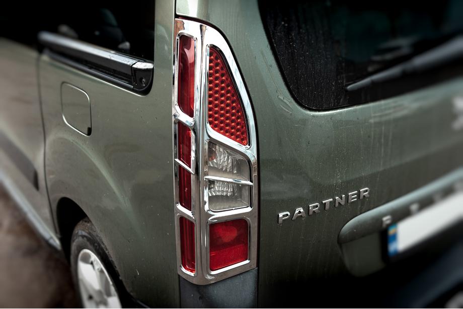 Peugeot Partner Tepee 2008-2018 Chrom Blenden für Rückleuchten Eckig (2 Stk, Kunststoff) Image
