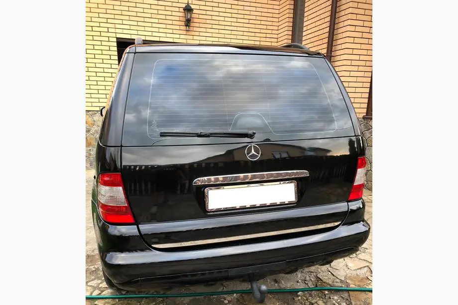 Mercedes ML W163 1997-2005 Chromleiste über dem Kennzeichen (Edelstahl) Image