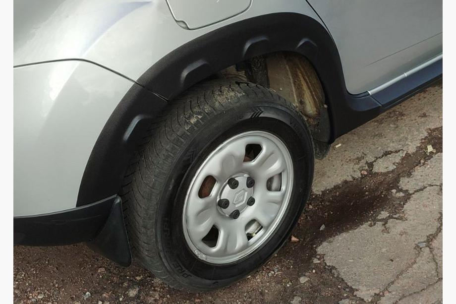 Dacia Duster 2008-2018 Kotflügelverbreiterungen mit Kanten (8 Stk, Kunststoff) Foto 10