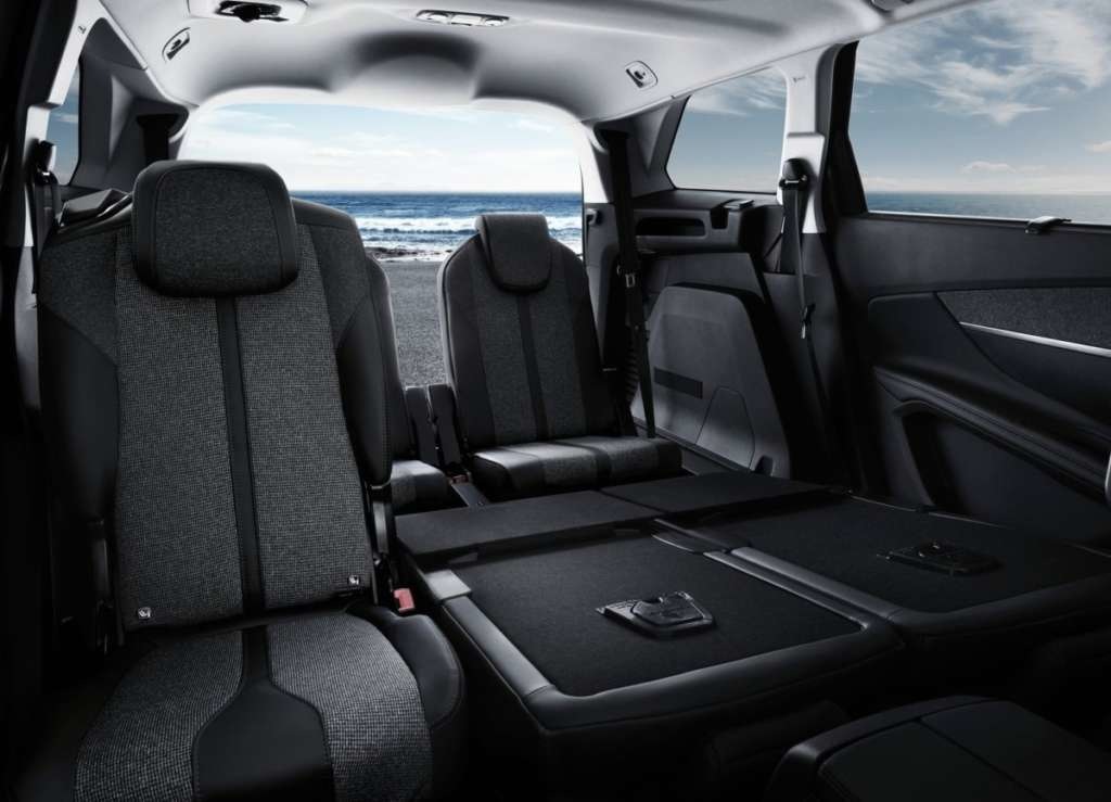 Französisch-Stil in der Crossover Peugeot 5008 2017