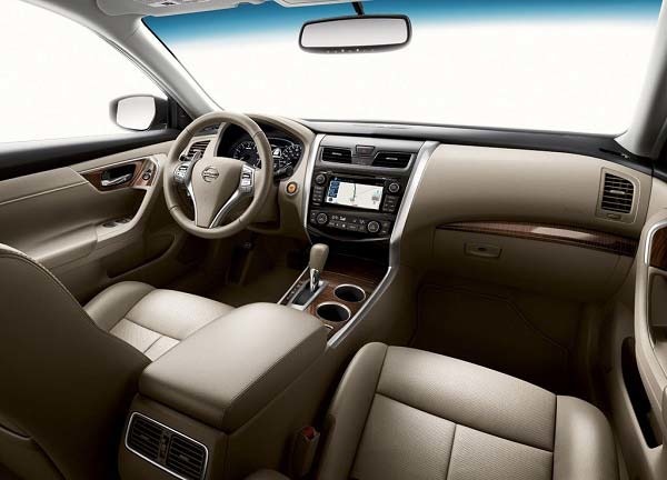 Übersicht der Limousine Nissan Teana