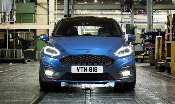 Die Bekanntschaft mit dem Sport Ford Fiesta ST Modelljahr 2018 Foto 4