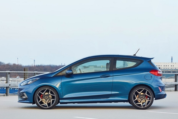 Die Bekanntschaft mit dem Sport Ford Fiesta ST Modelljahr 2018 Foto 2