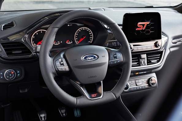 Die Bekanntschaft mit dem Sport Ford Fiesta ST Modelljahr 2018 Foto 5