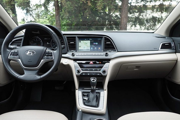 Übersicht der Hyundai Elantra Limousine der sechsten Generation Foto 5