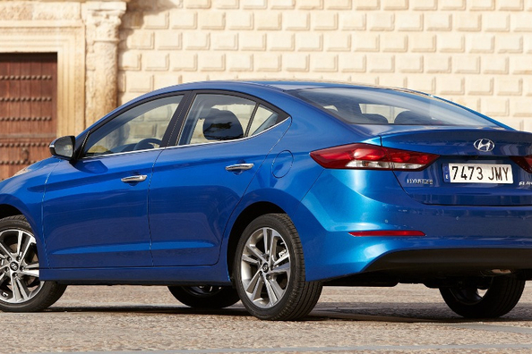 Übersicht der Hyundai Elantra Limousine der sechsten Generation Foto 4